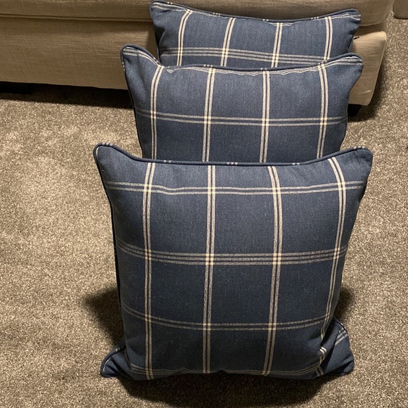 Couch pillows - Picture 3 of 3